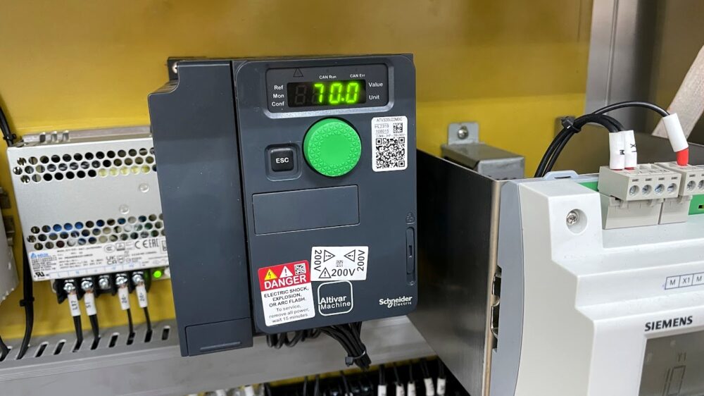 Schneider Electric製インバーターによる精密な速度制御機構