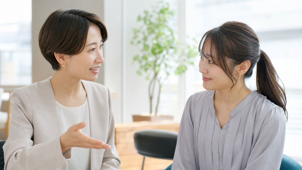女性スタッフが親身に相談対応をしている様子